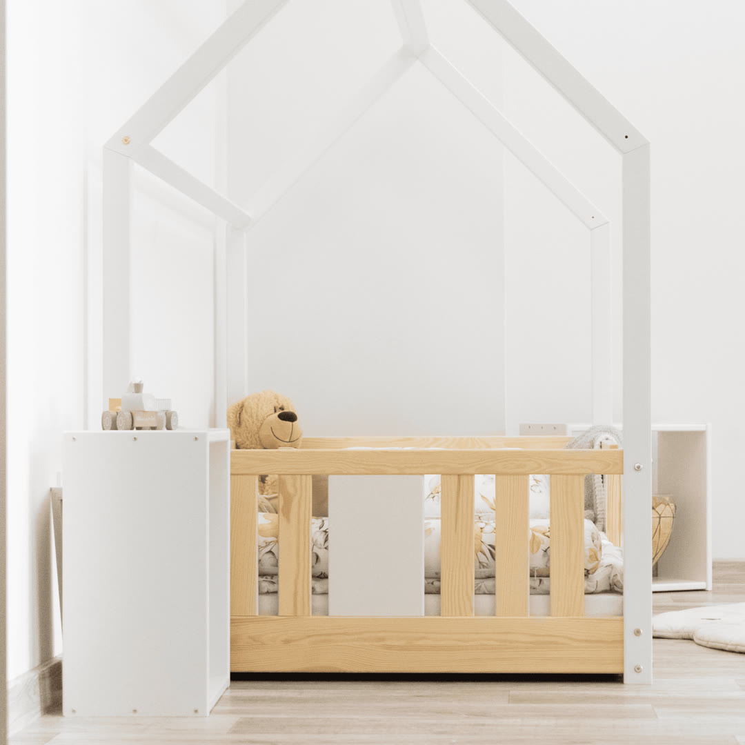 Łóżko dziecięce domek z wysokim drewnianym zagłówkiem używanym jako oparcie do czytania